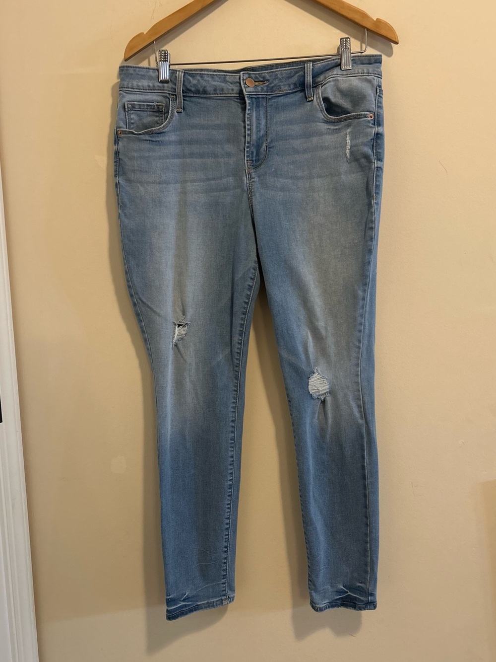 Old Navy Women's High Rise Rockstar Light Blue Skinny Jeans with Distressed Knee